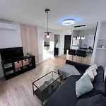 Apartamento With Terrace And Pools In